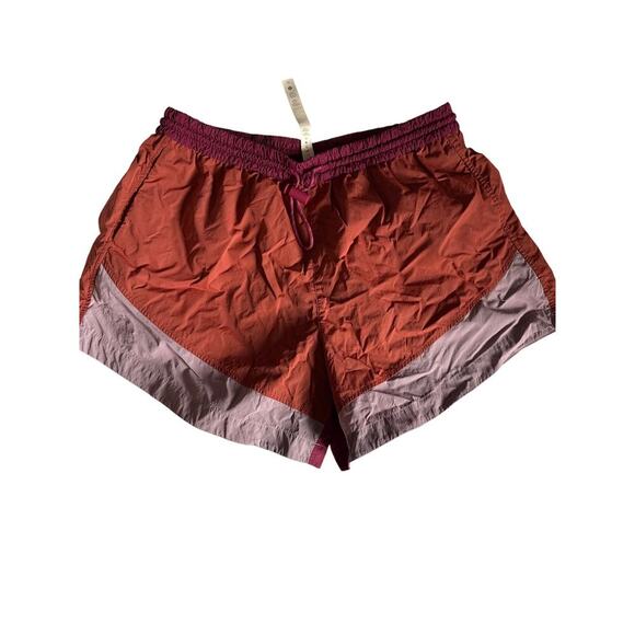 LULULEMON EVERGREEN HI RISE SHORTS size 10 - Picture 3 of 7